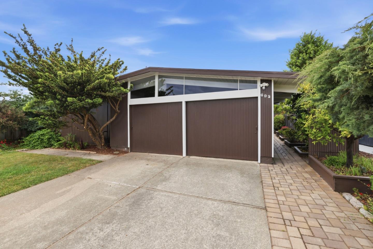 692 Edna Way