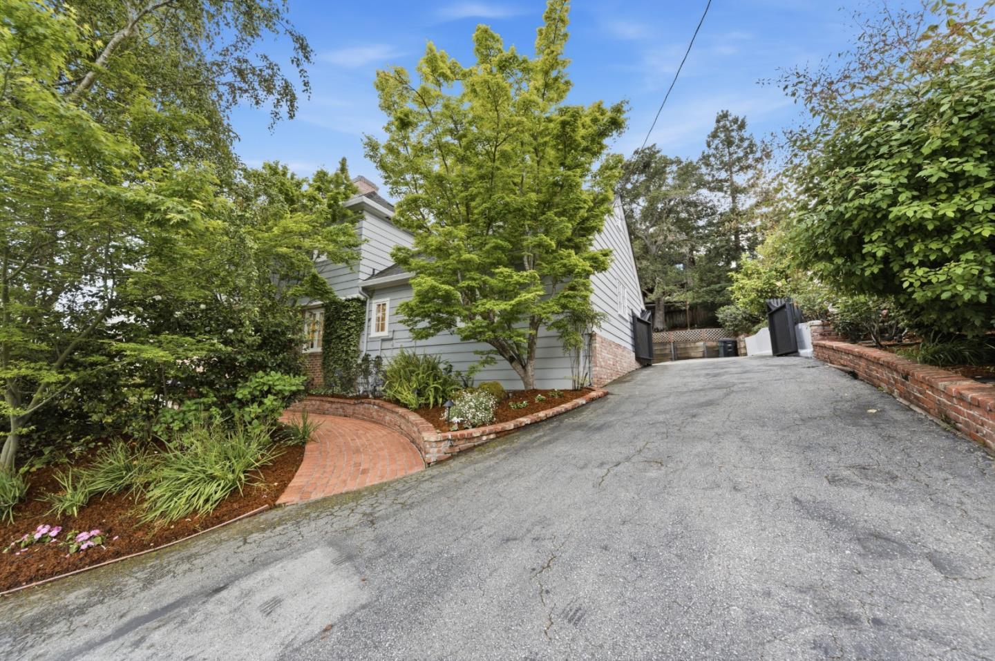 2835 Hillside Drive