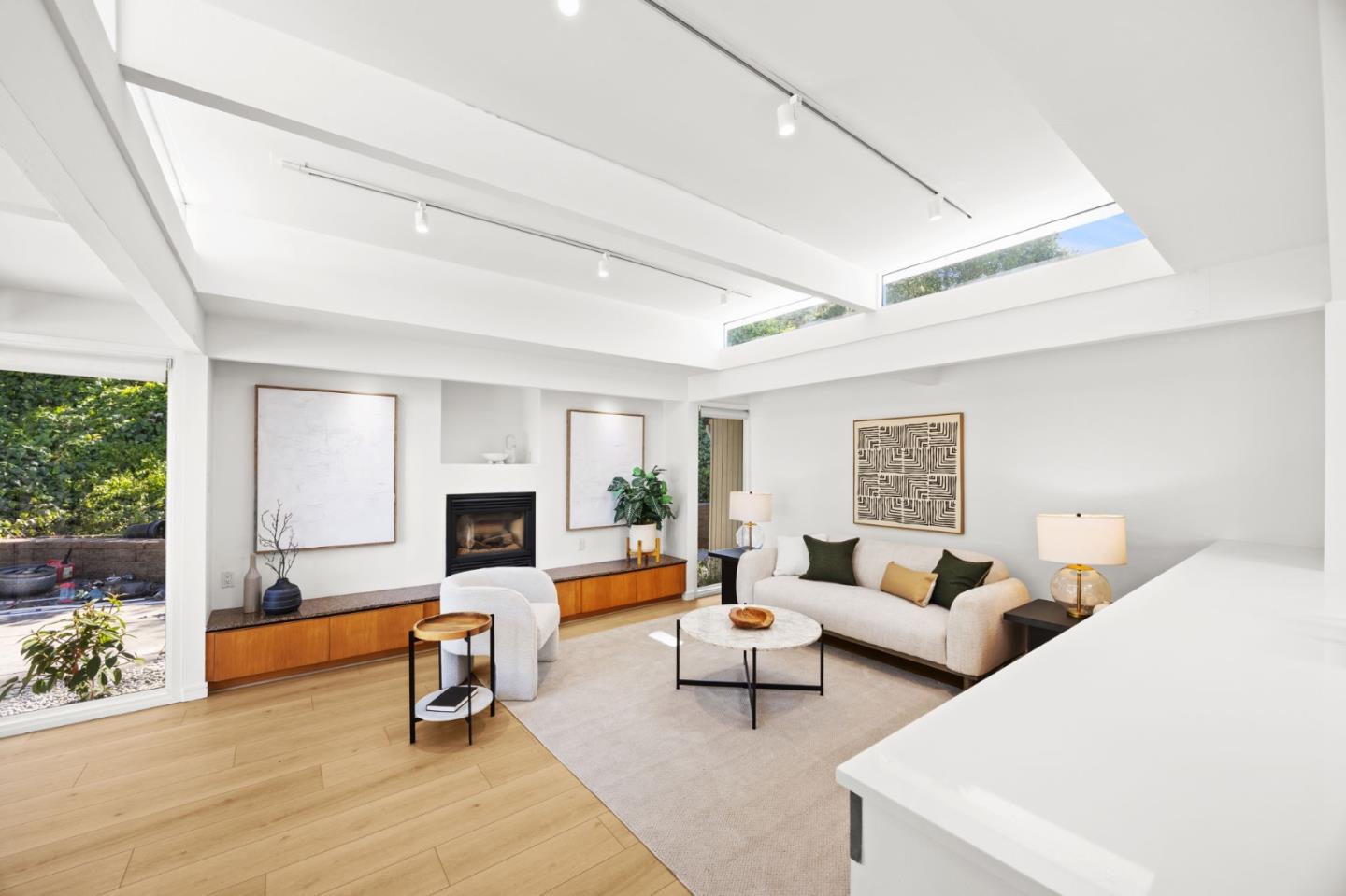 40 Roxbury Lane