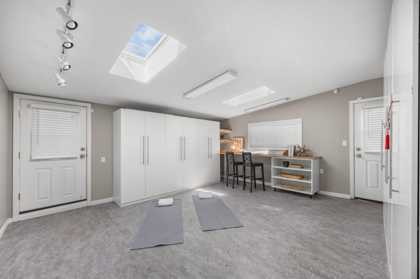 40 Roxbury Lane