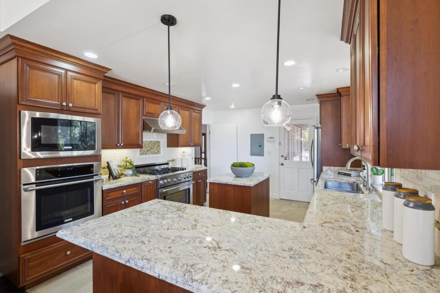 35 Silk Tree PL