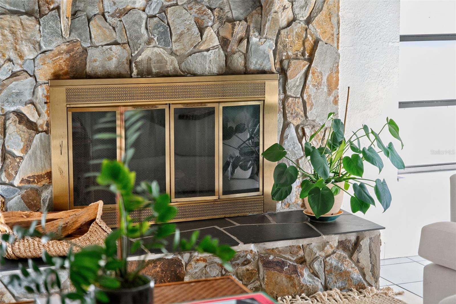 1835 SERPENTINE DR S