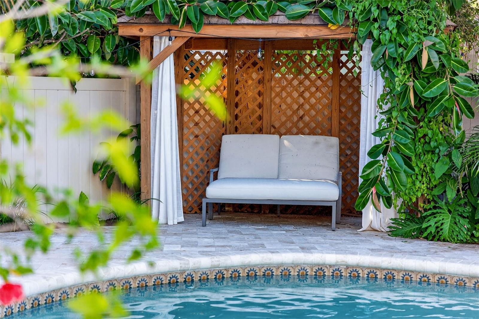 1835 SERPENTINE DR S