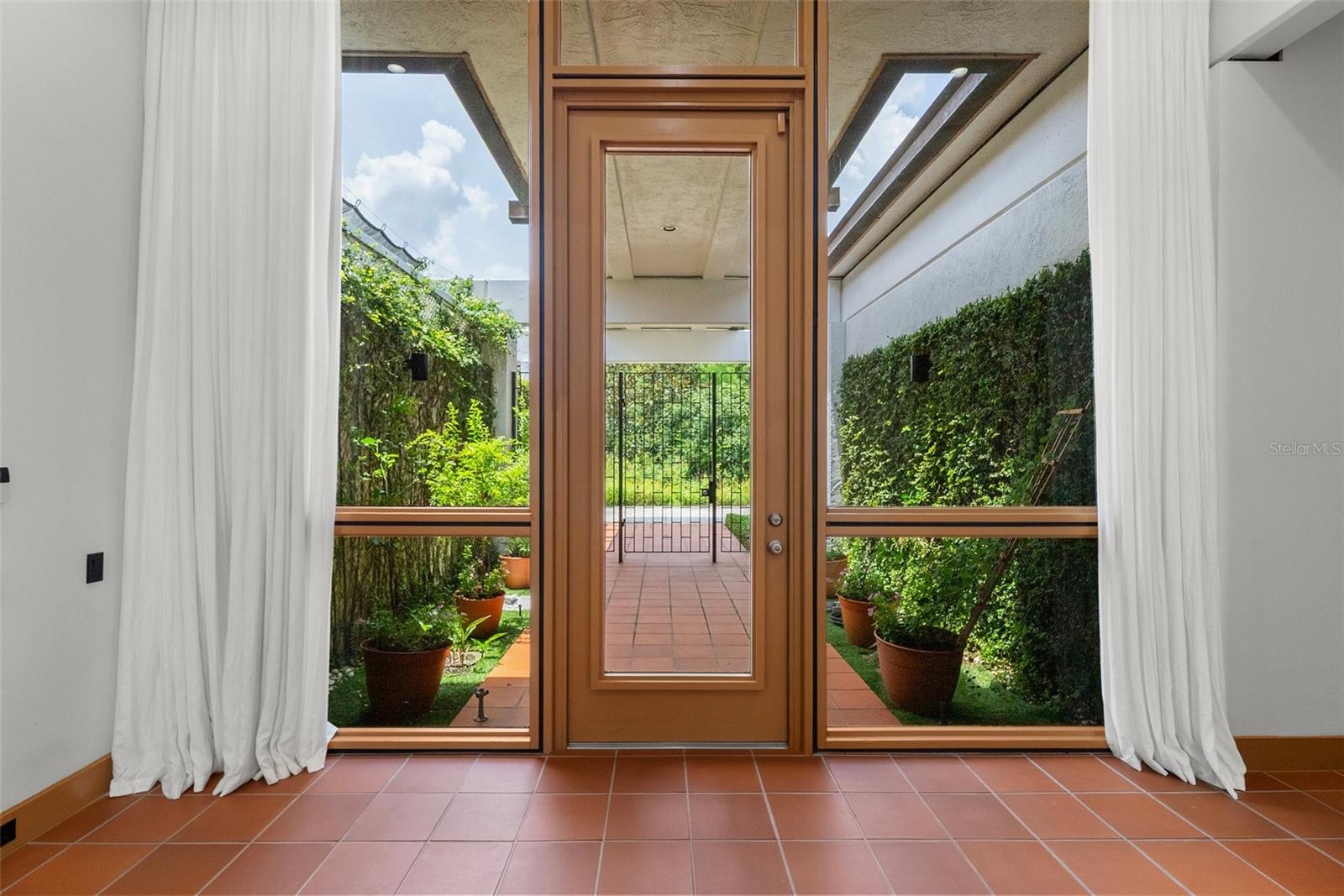 950 N LAKE OTIS DR SE