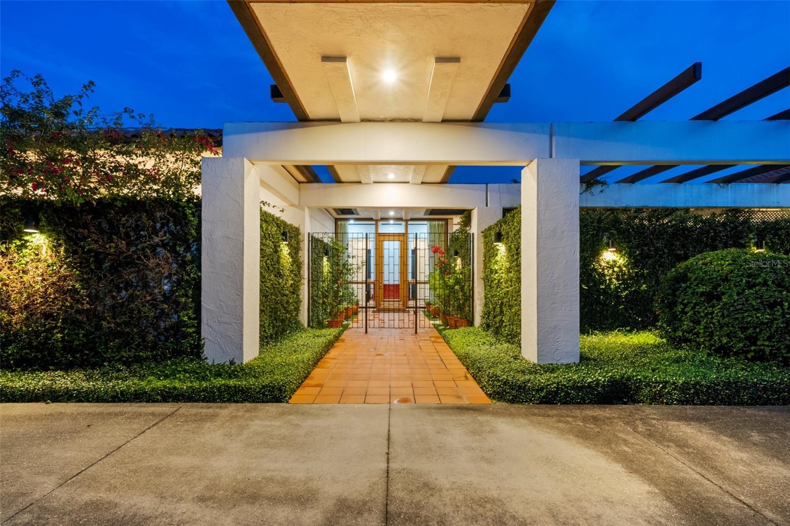 950 N LAKE OTIS DR SE