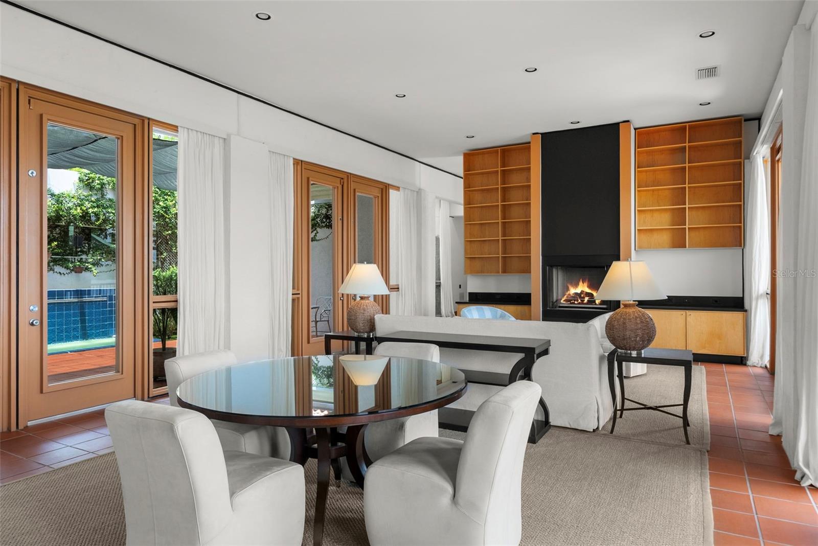 950 N LAKE OTIS DR SE