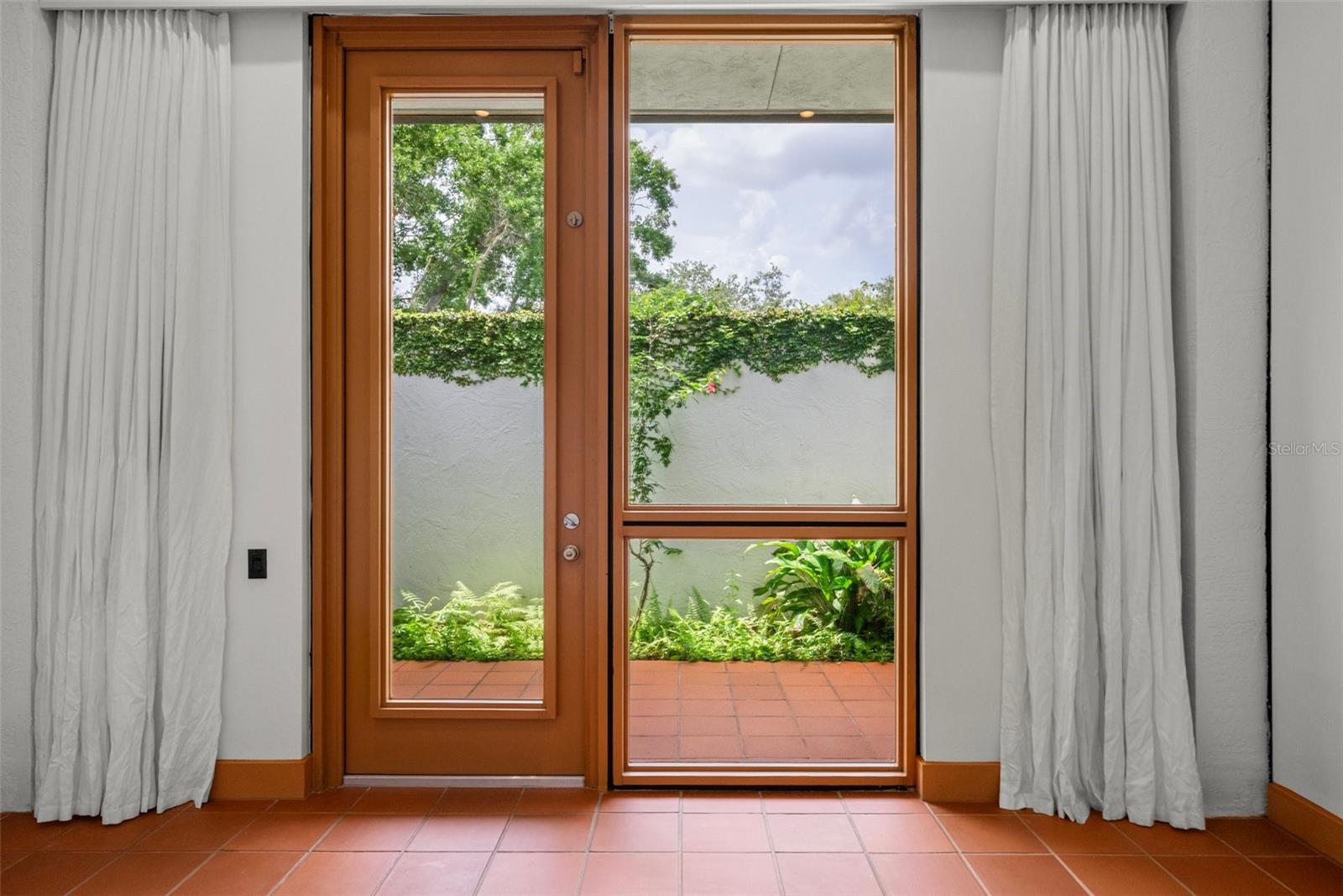 950 N LAKE OTIS DR SE