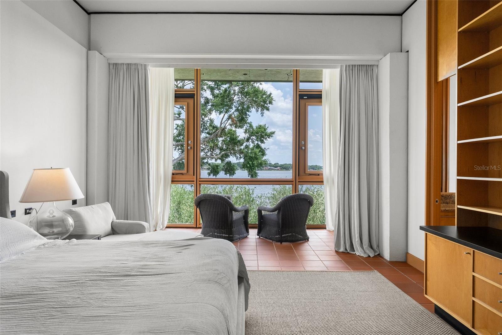 950 N LAKE OTIS DR SE