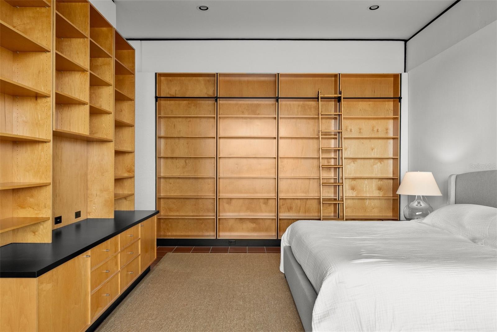 950 N LAKE OTIS DR SE