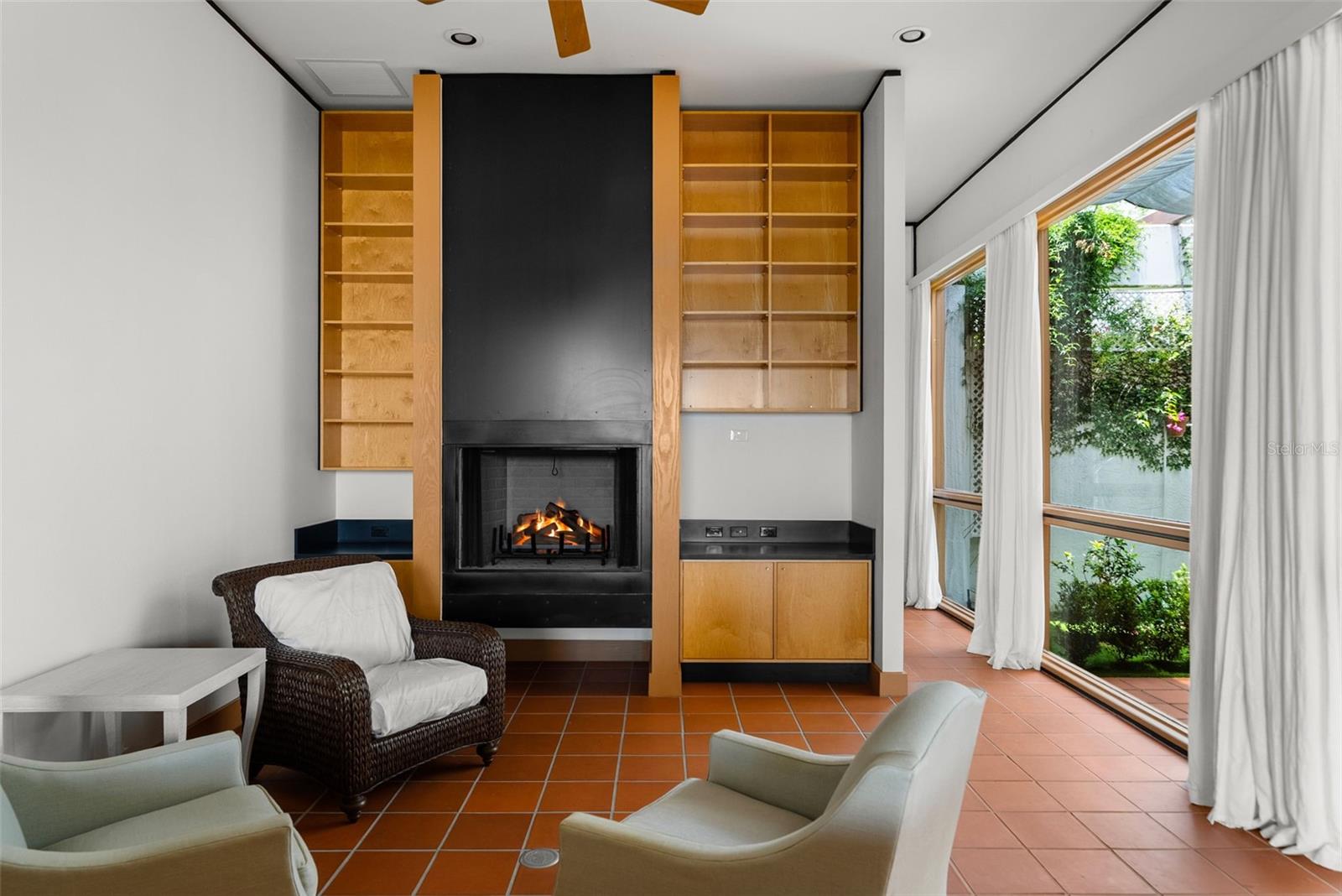 950 N LAKE OTIS DR SE