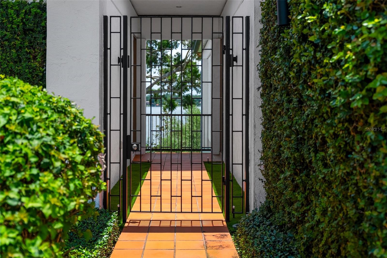 950 N LAKE OTIS DR SE