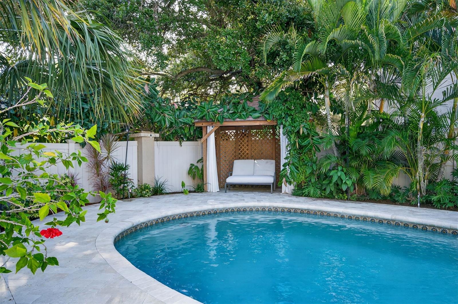 1835 SERPENTINE DR S