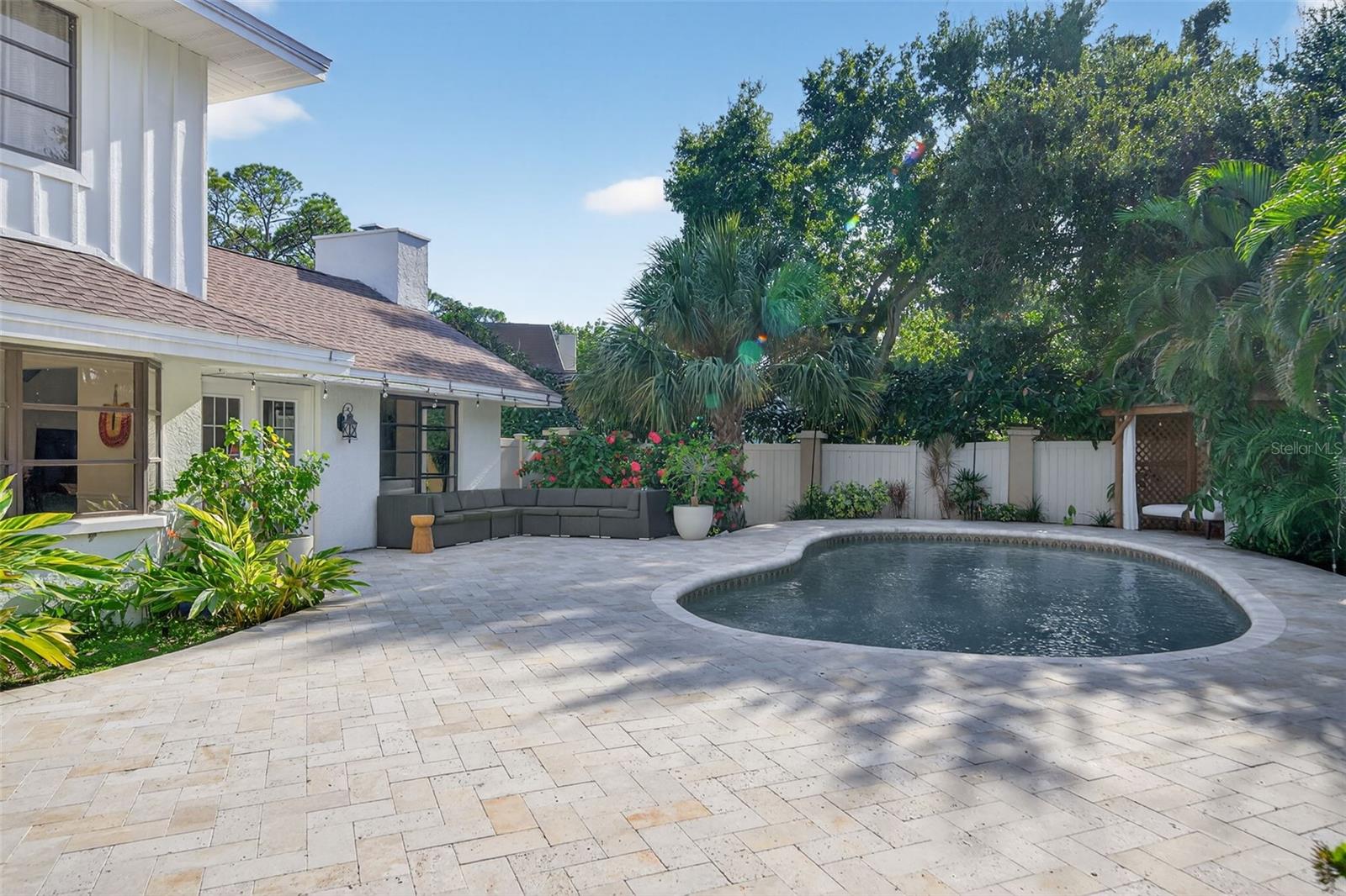 1835 SERPENTINE DR S