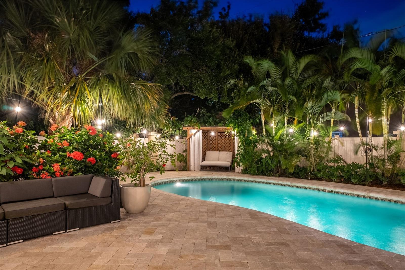 1835 SERPENTINE DR S