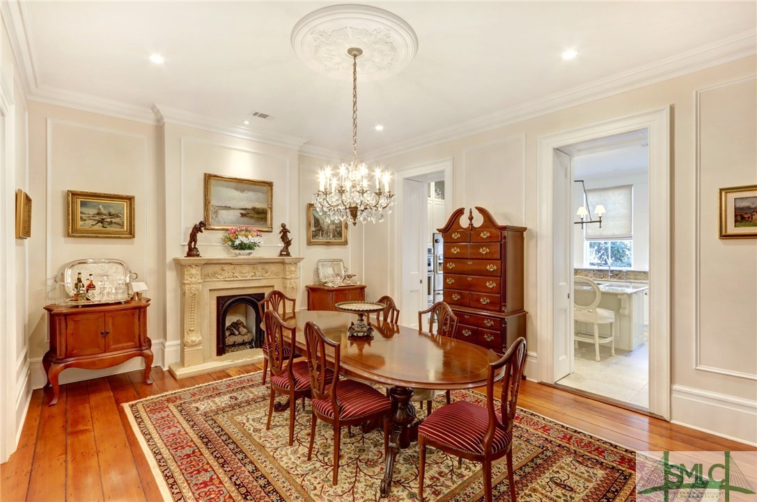 22 W Harris Street