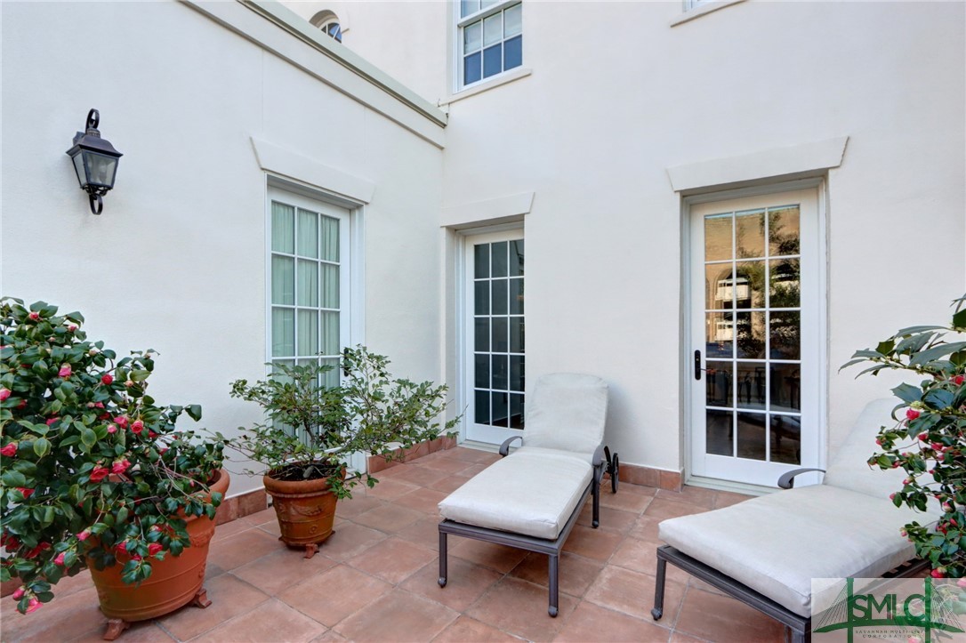 22 W Harris Street