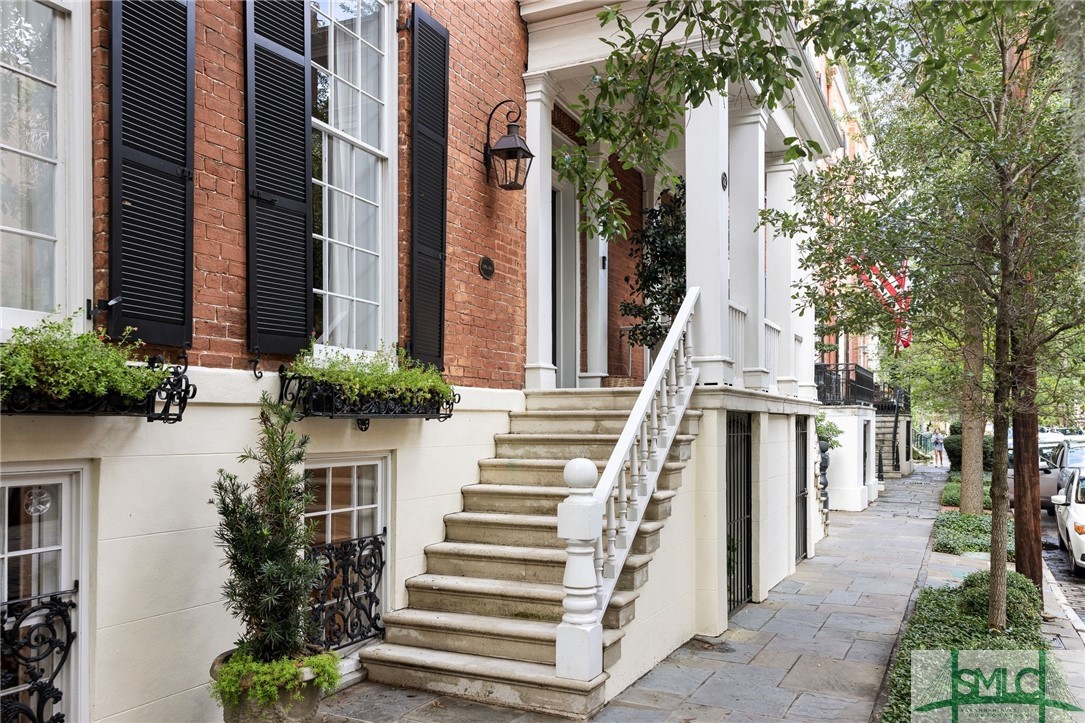 22 W Harris Street