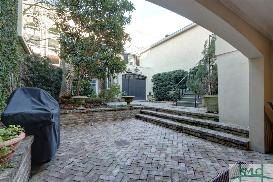 22 W Harris Street