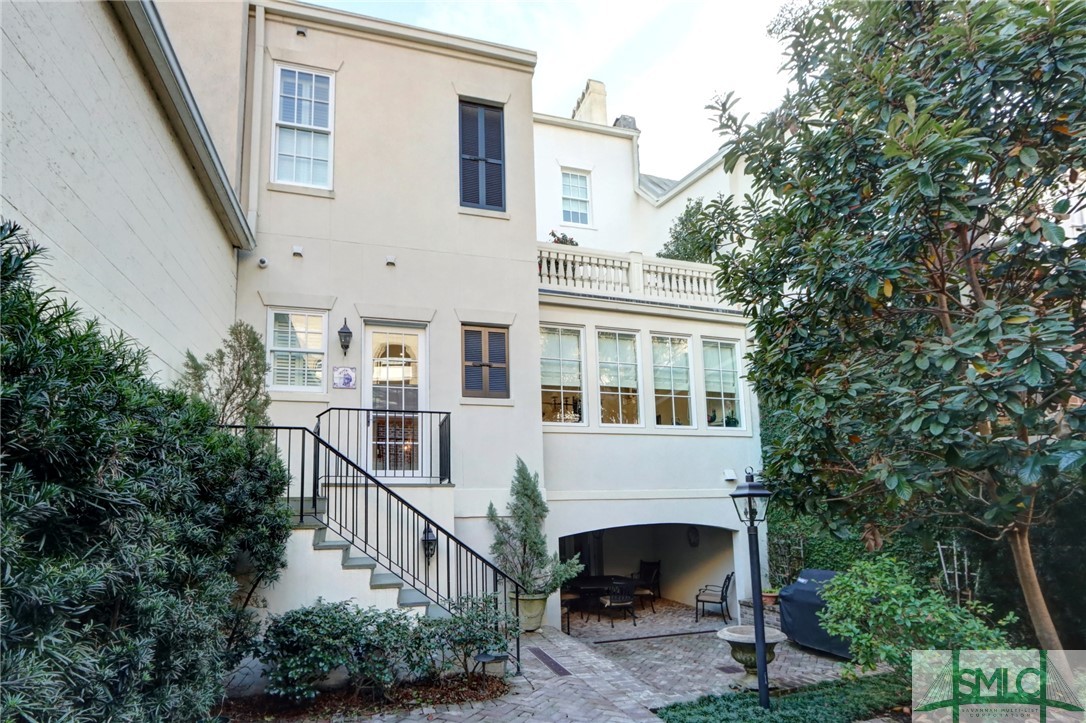 22 W Harris Street