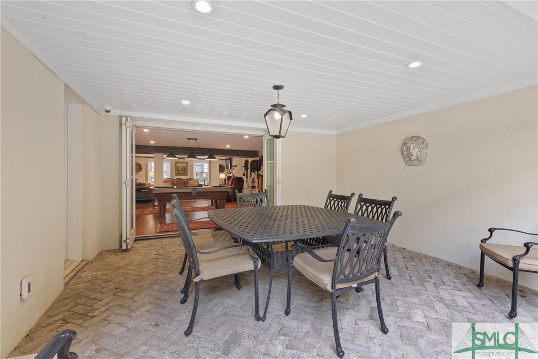 22 W Harris Street