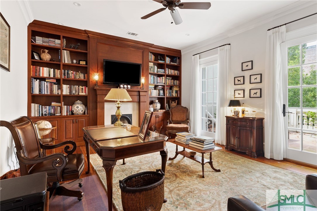 22 W Harris Street