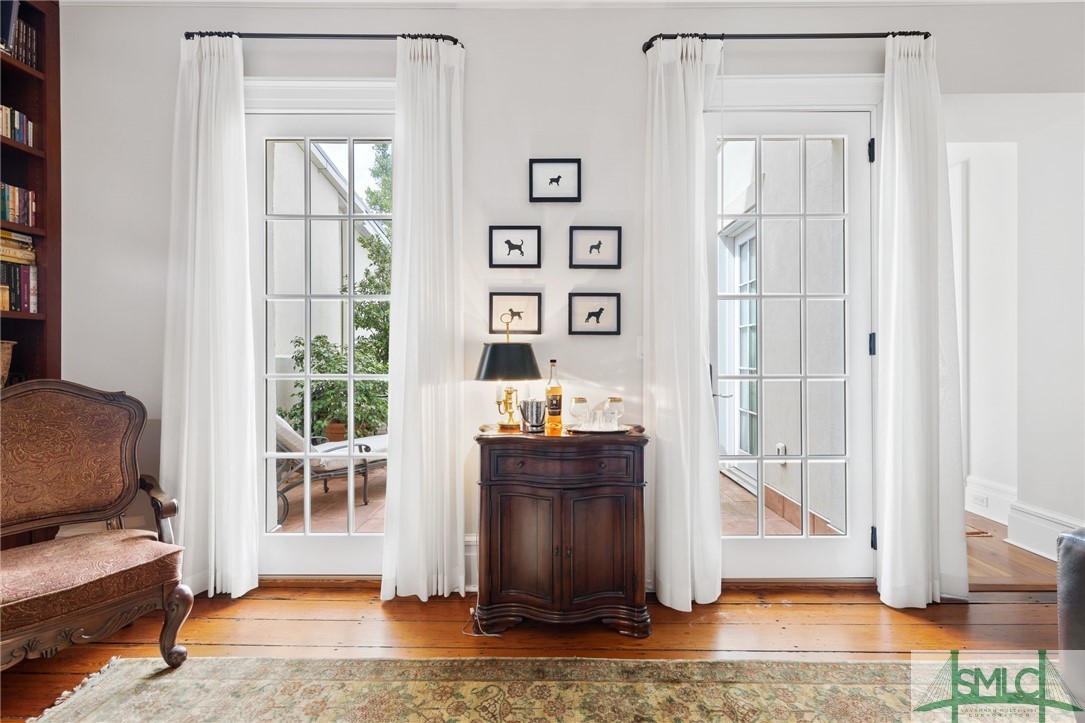 22 W Harris Street