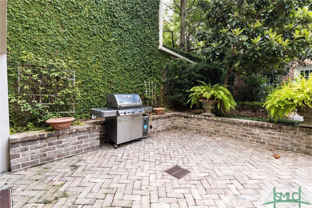 22 W Harris Street
