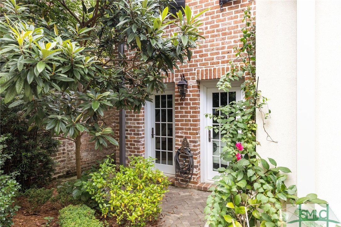 22 W Harris Street