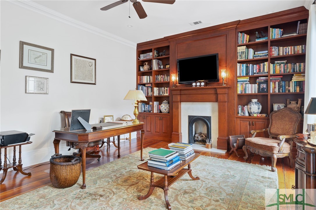 22 W Harris Street