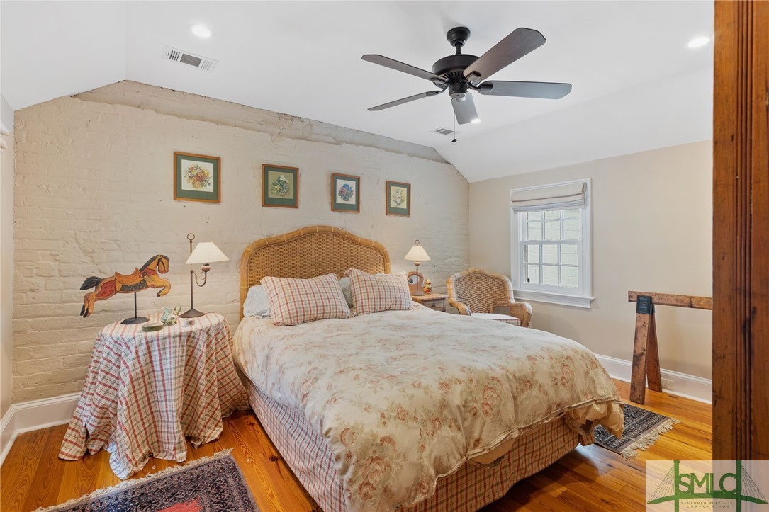 22 W Harris Street
