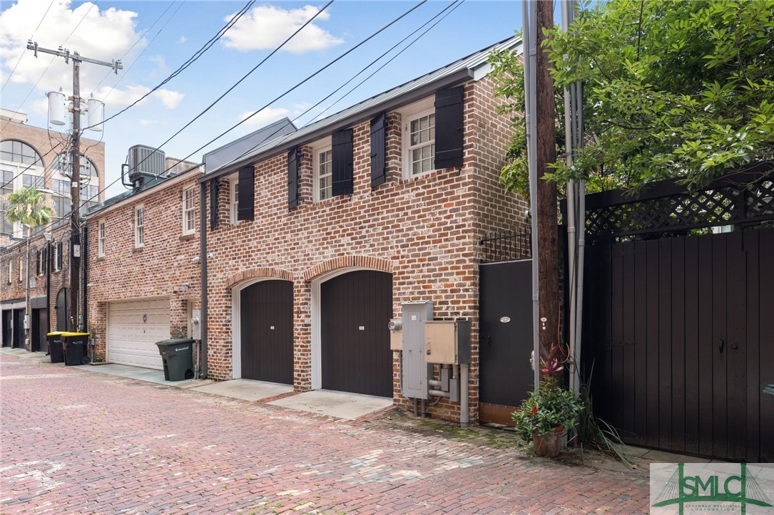 22 W Harris Street