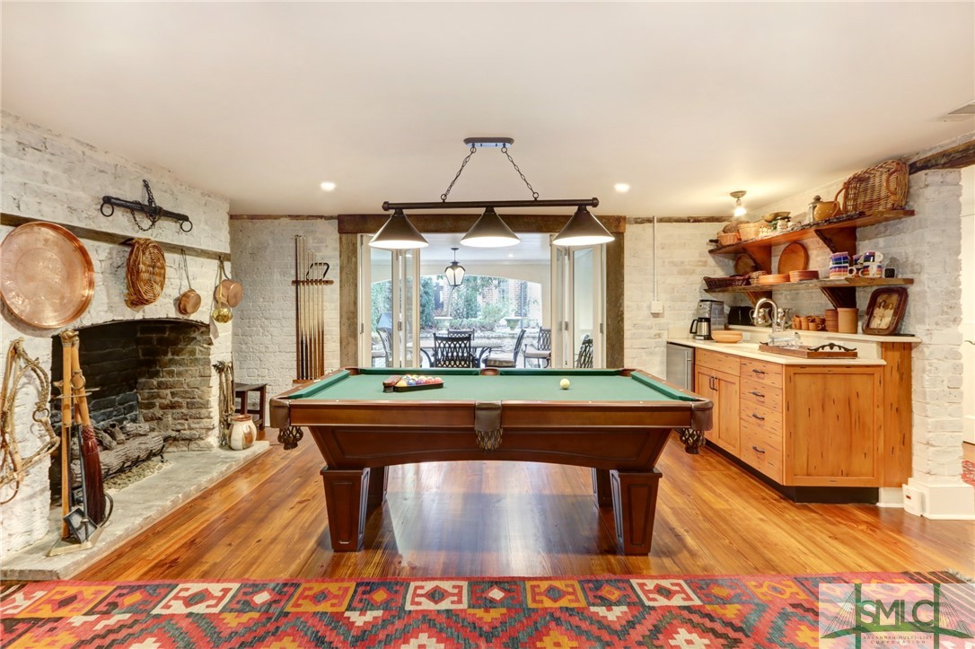 22 W Harris Street