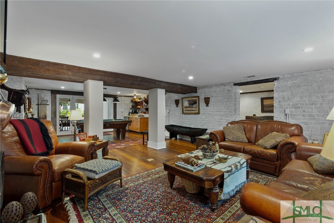 22 W Harris Street