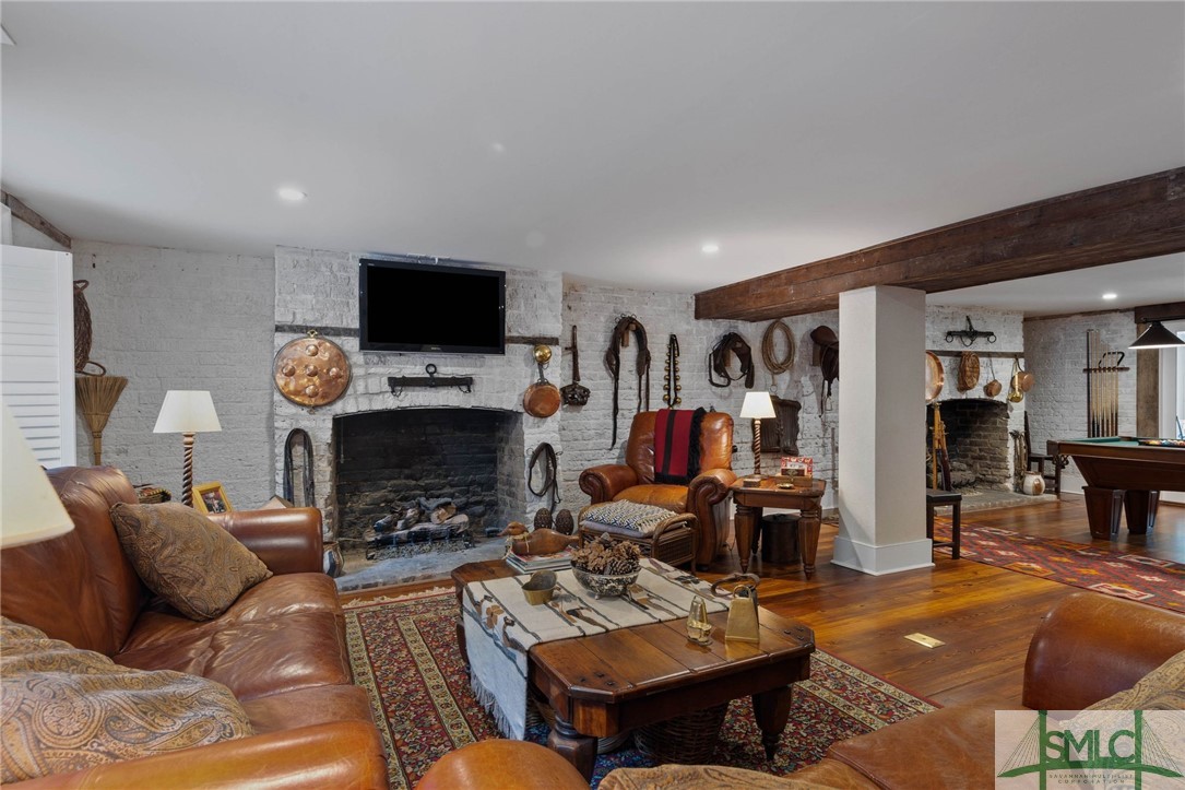 22 W Harris Street