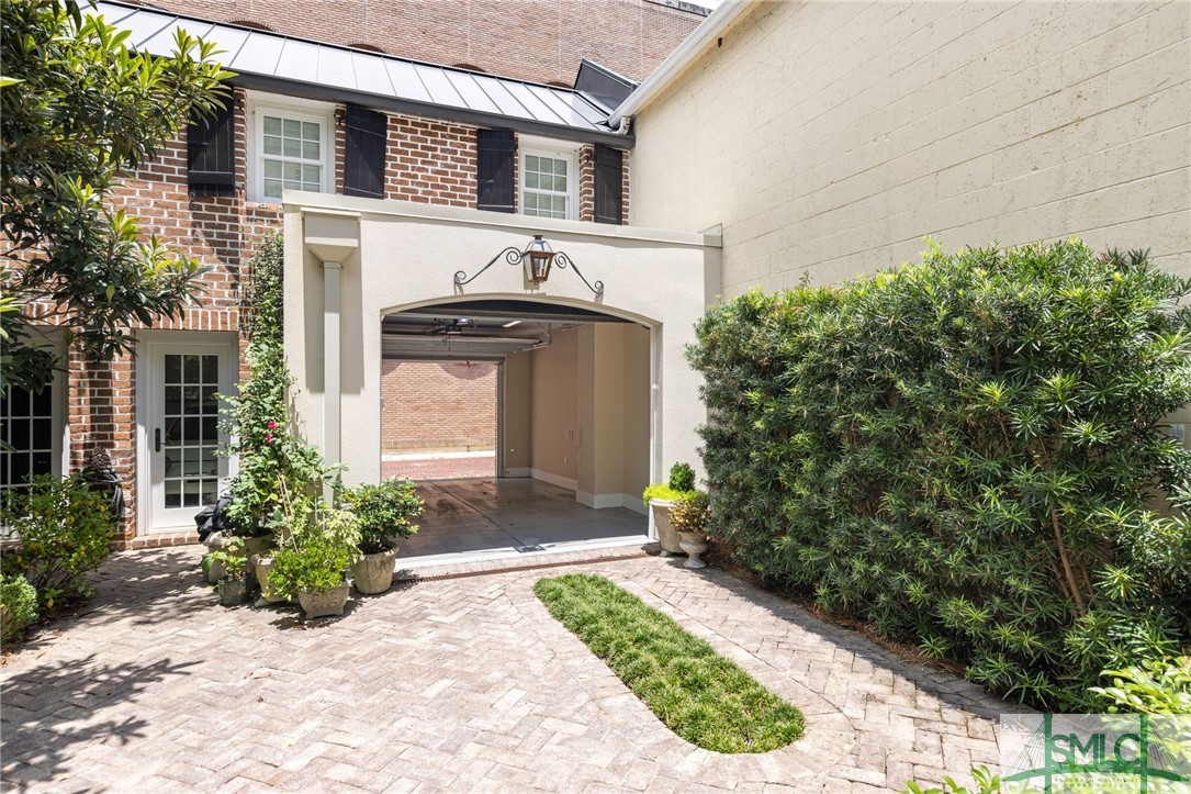 22 W Harris Street