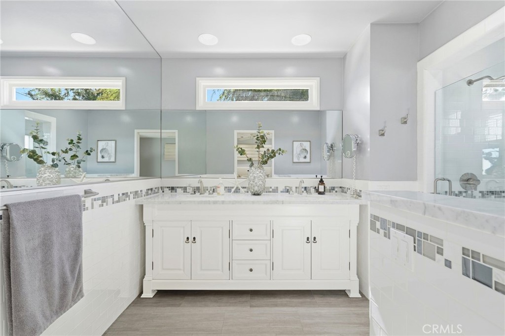 1025 N Screenland Drive