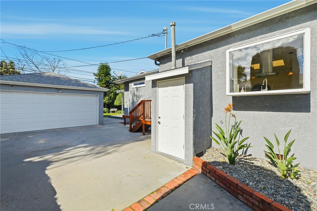 1025 N Screenland Drive