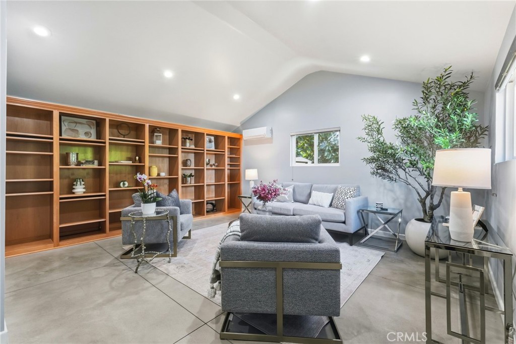 1025 N Screenland Drive