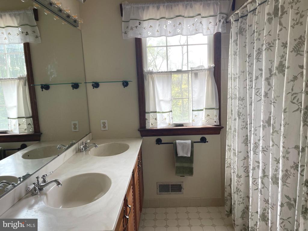 363 Valleybrook Rd
