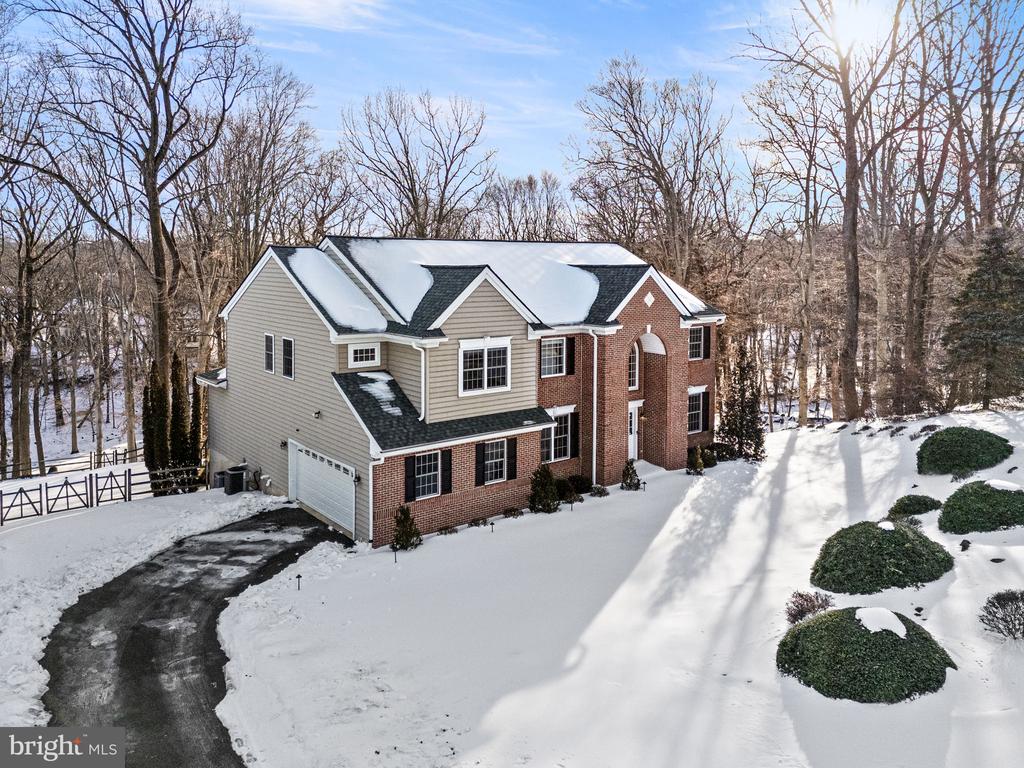 3245 SARUM LANE