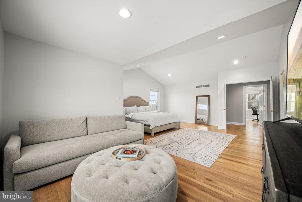 3245 SARUM LANE