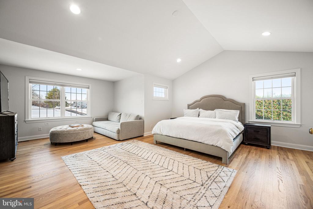 3245 SARUM LANE