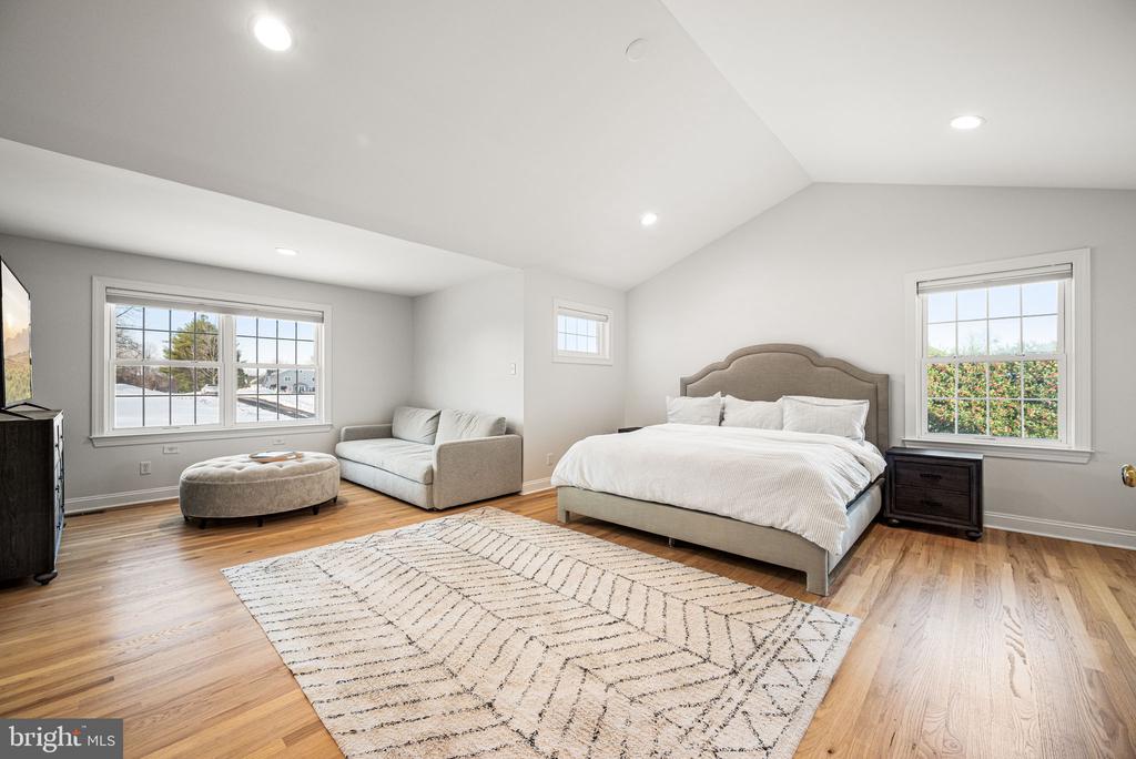 3245 SARUM LANE