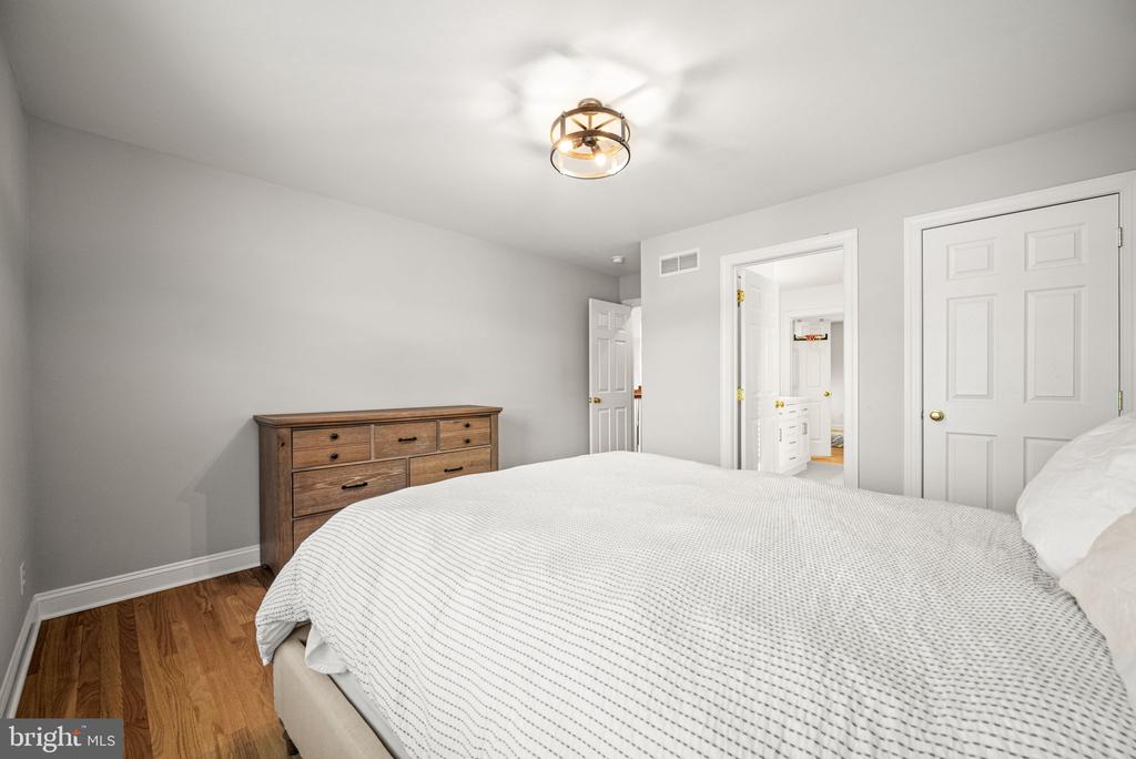 3245 SARUM LANE