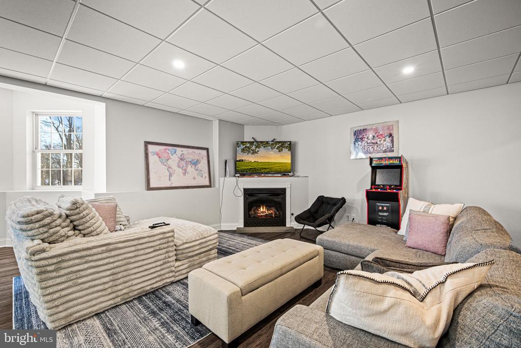 3245 SARUM LANE