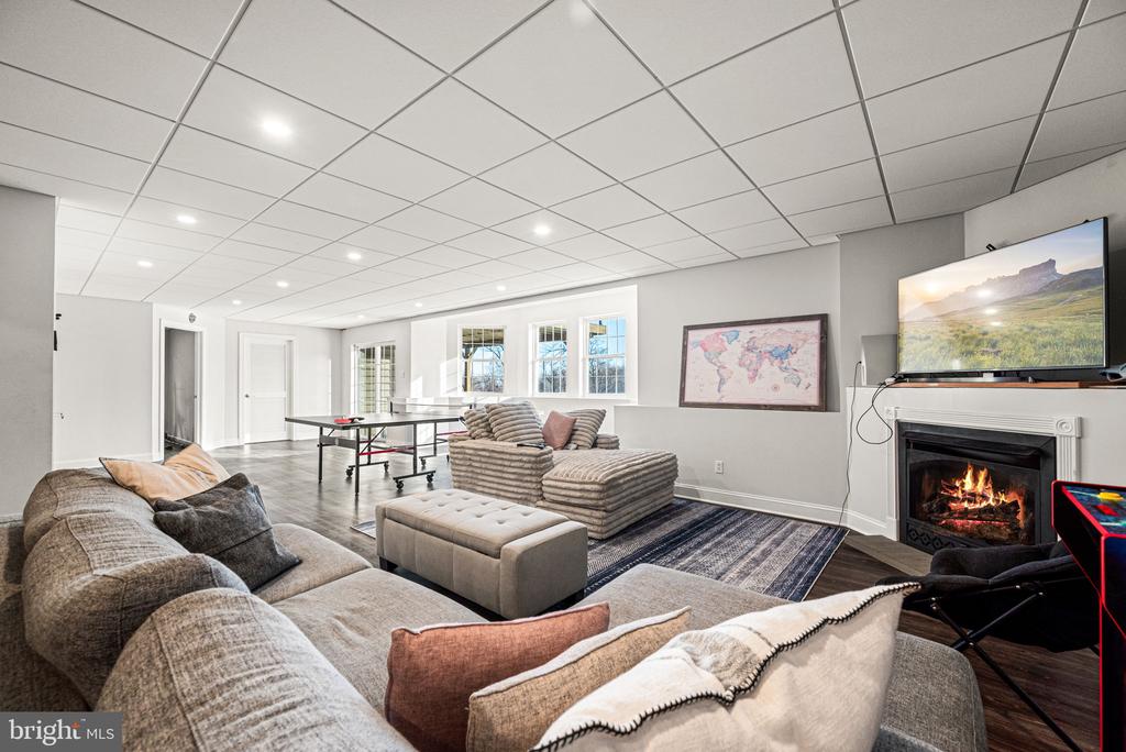 3245 SARUM LANE