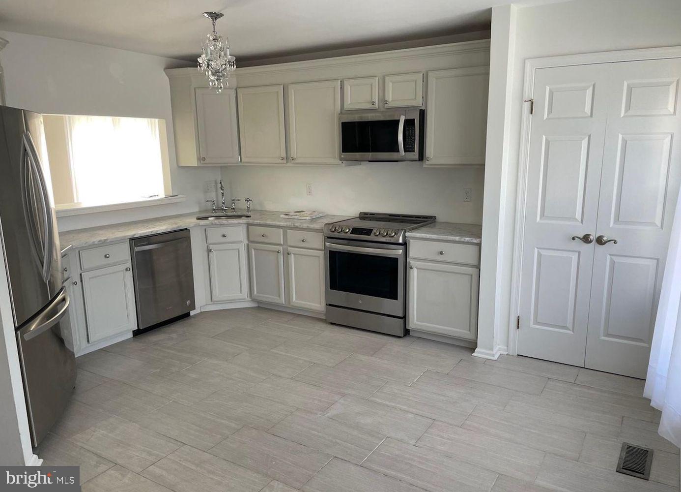 3906 FOX POINTE COURT 3906