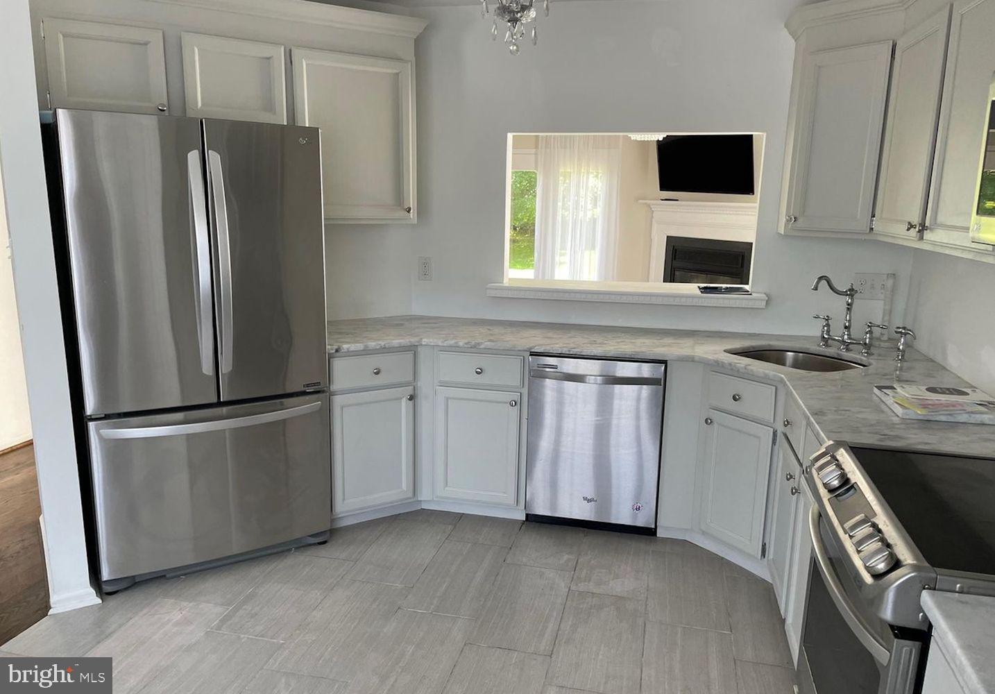3906 FOX POINTE COURT 3906