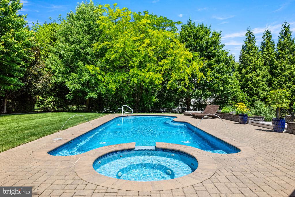 3219 SARUM FARM LANE