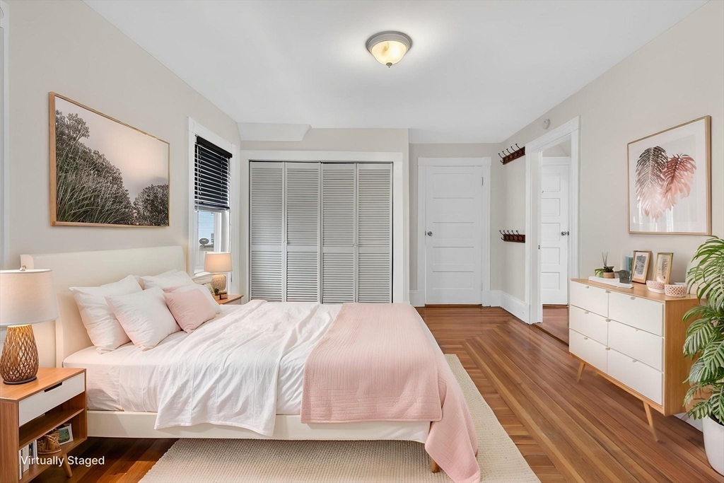 24 Carleton St